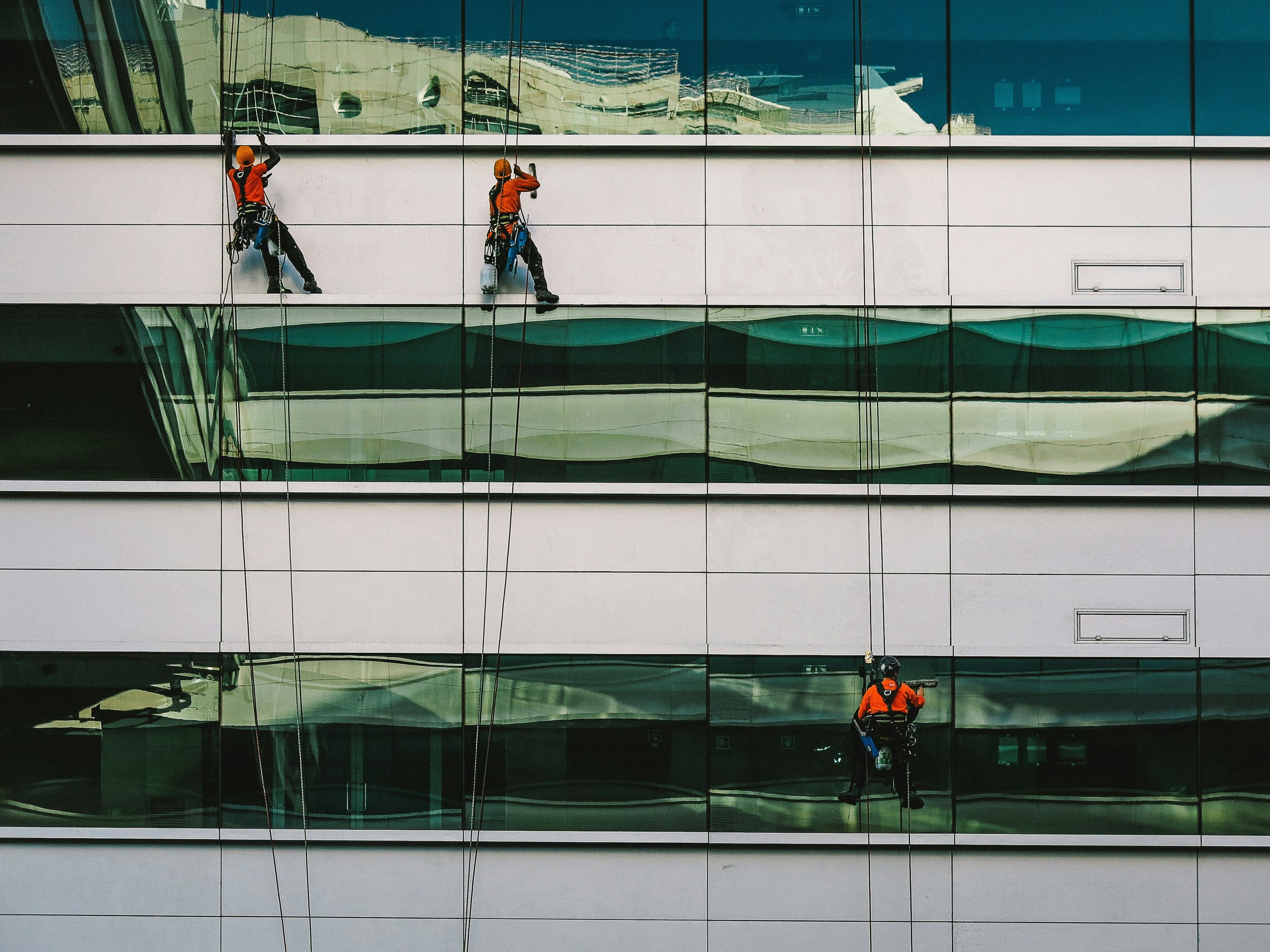 window-cleaners-cleaning-large-reflective-commercial-building